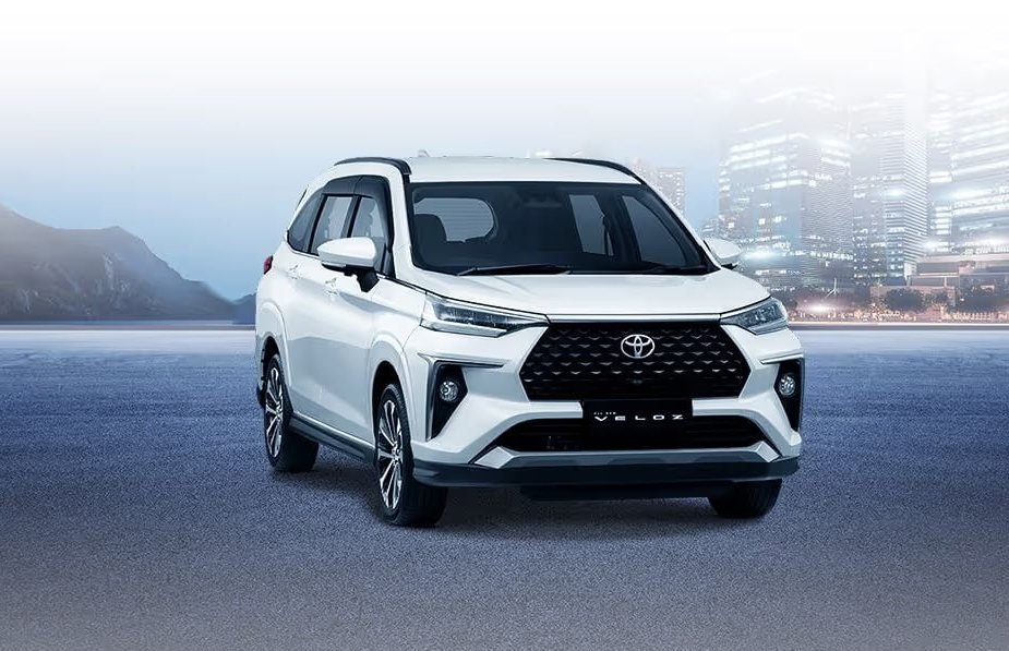 Toyota Avanza Veloz berwarna putih, tampak depan serong, dengan latar kota