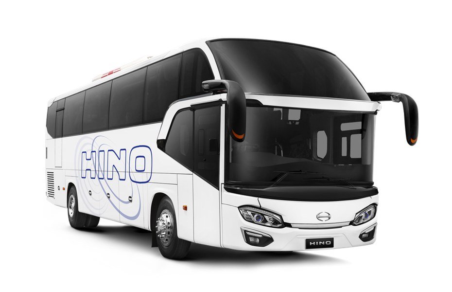 Bus pariwisata besar berwarna putih, tampak depan serong, latar putih
