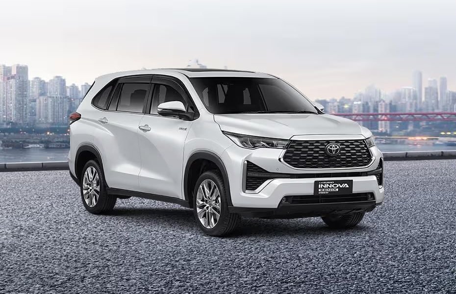 Toyota Kijang Innova Zenix berwarna putih, tampak depan serong, dengan latar kota