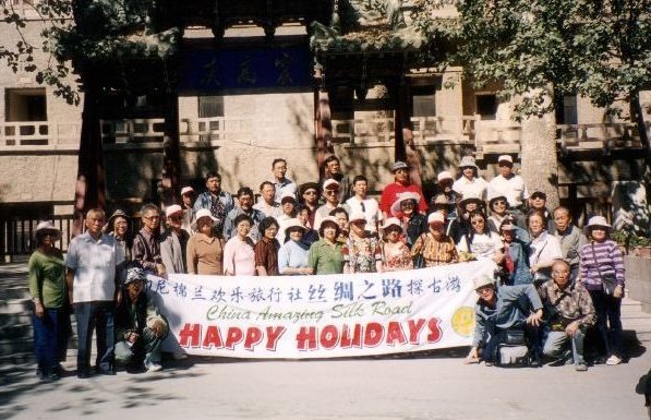 Rombongan Happy Holidays di depan bangunan bergaya Tiongkok pada perjalanan Jalur Sutra