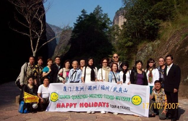 Rombongan Happy Holidays di jalur pegunungan Wuyishan, Fujian, Tiongkok