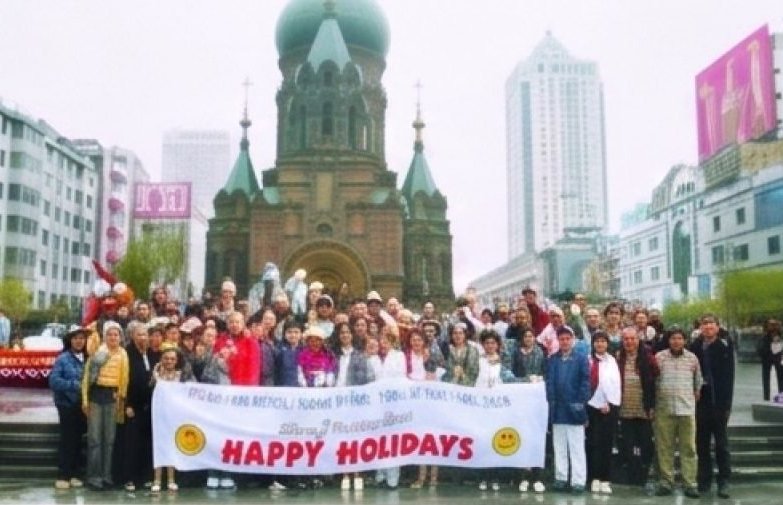 Rombongan Happy Holidays di pelataran Gereja Saint Sophia, Harbin, Tiongkok