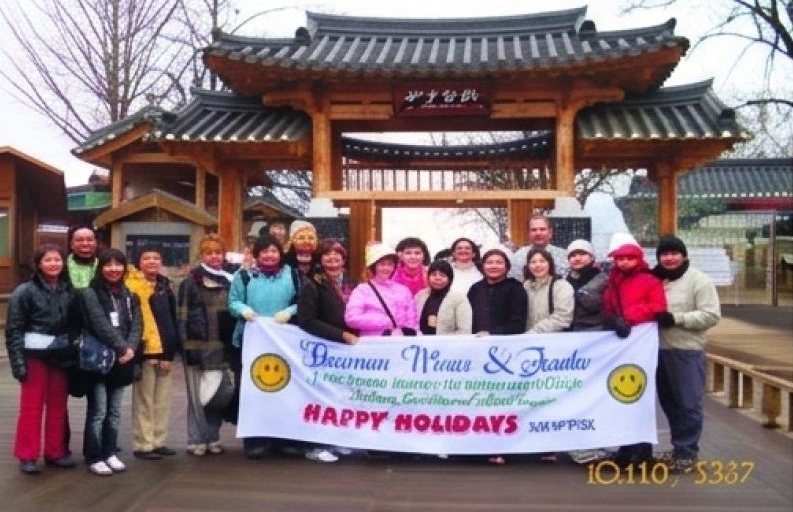 Rombongan Happy Holidays di depan gerbang tradisional Nami Island, Korea Selatan