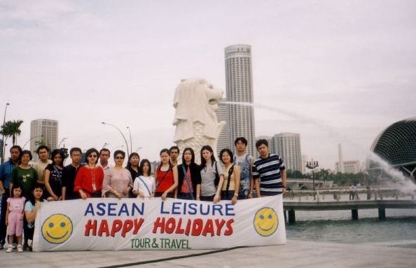 Rombongan Happy Holidays di depan patung Merlion, Singapura