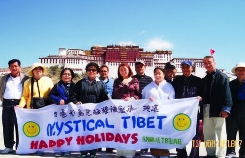 Rombongan Happy Holidays berdiri di depan Istana Potala, Lhasa, Tibet