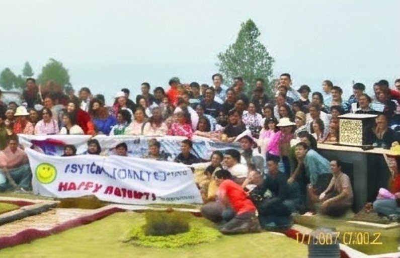 Rombongan Happy Holidays berkumpul di tepi Danau Toba, Sumatera Utara